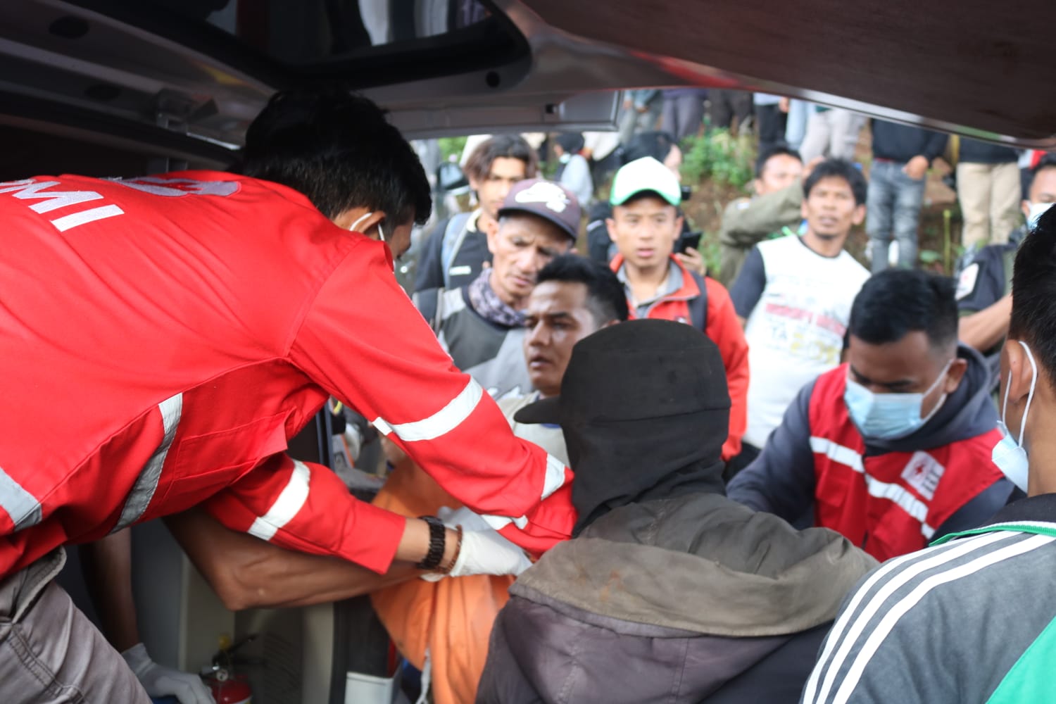Tim evakuasi lanjutkan pencarian pendaki yang terjebak erupsi Gunung Marapi Sumatera Barat