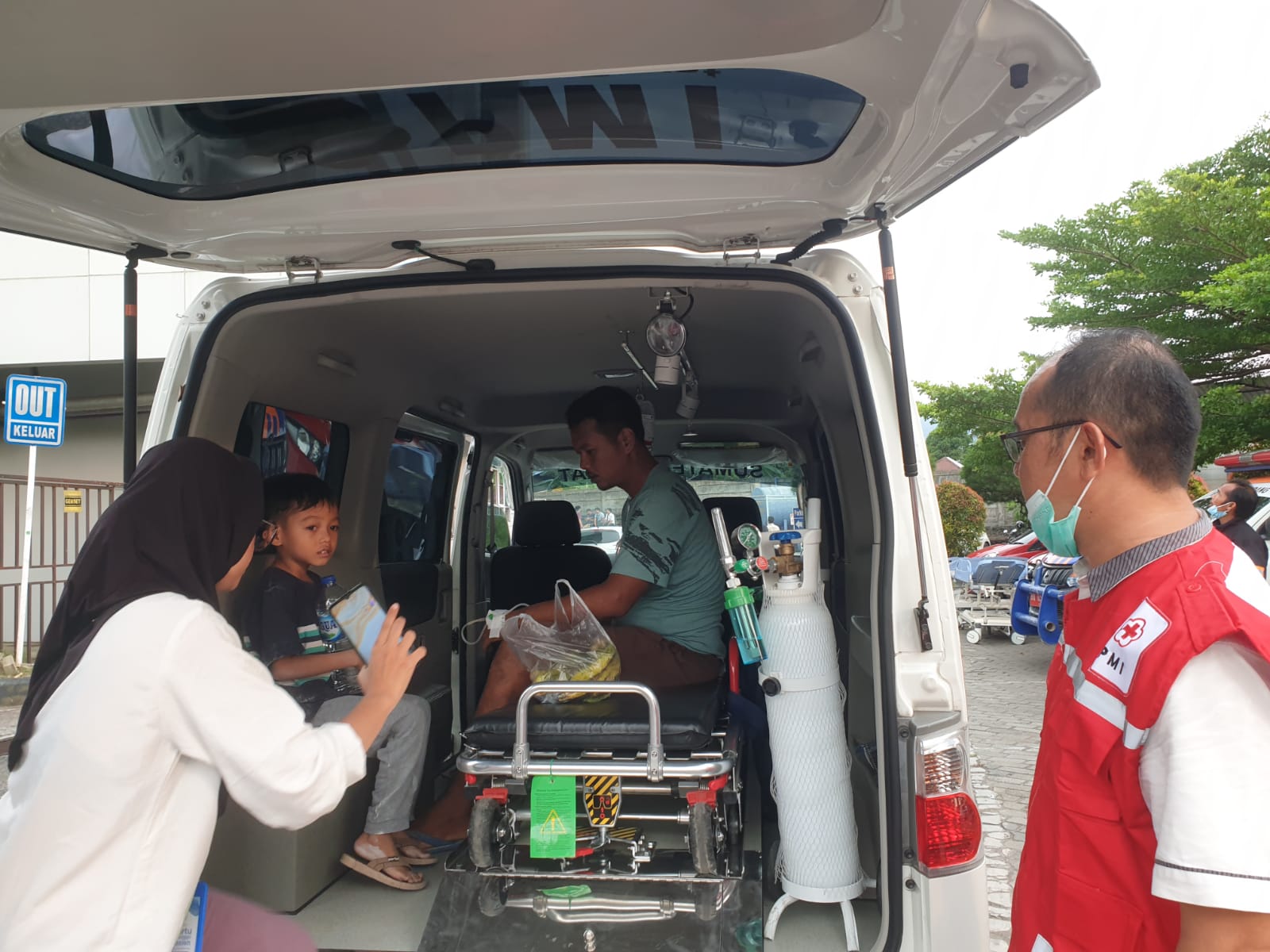 Respon Ledakan di Semen Padang Hospital, PMI turunkan personil dan Ambulance untuk rujuk pasien.