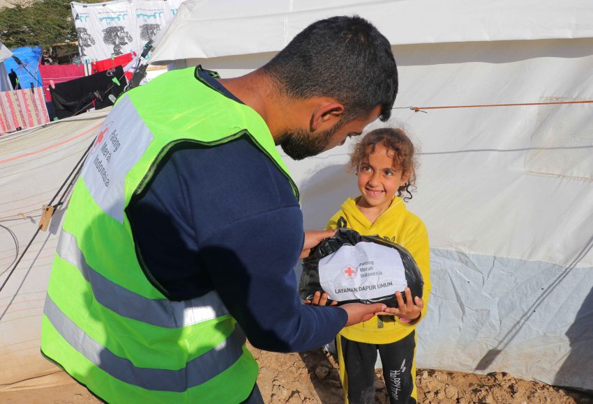 PMI Salurkan Bantuan Kemanusiaan untuk Pengungsi Gaza di El Arish