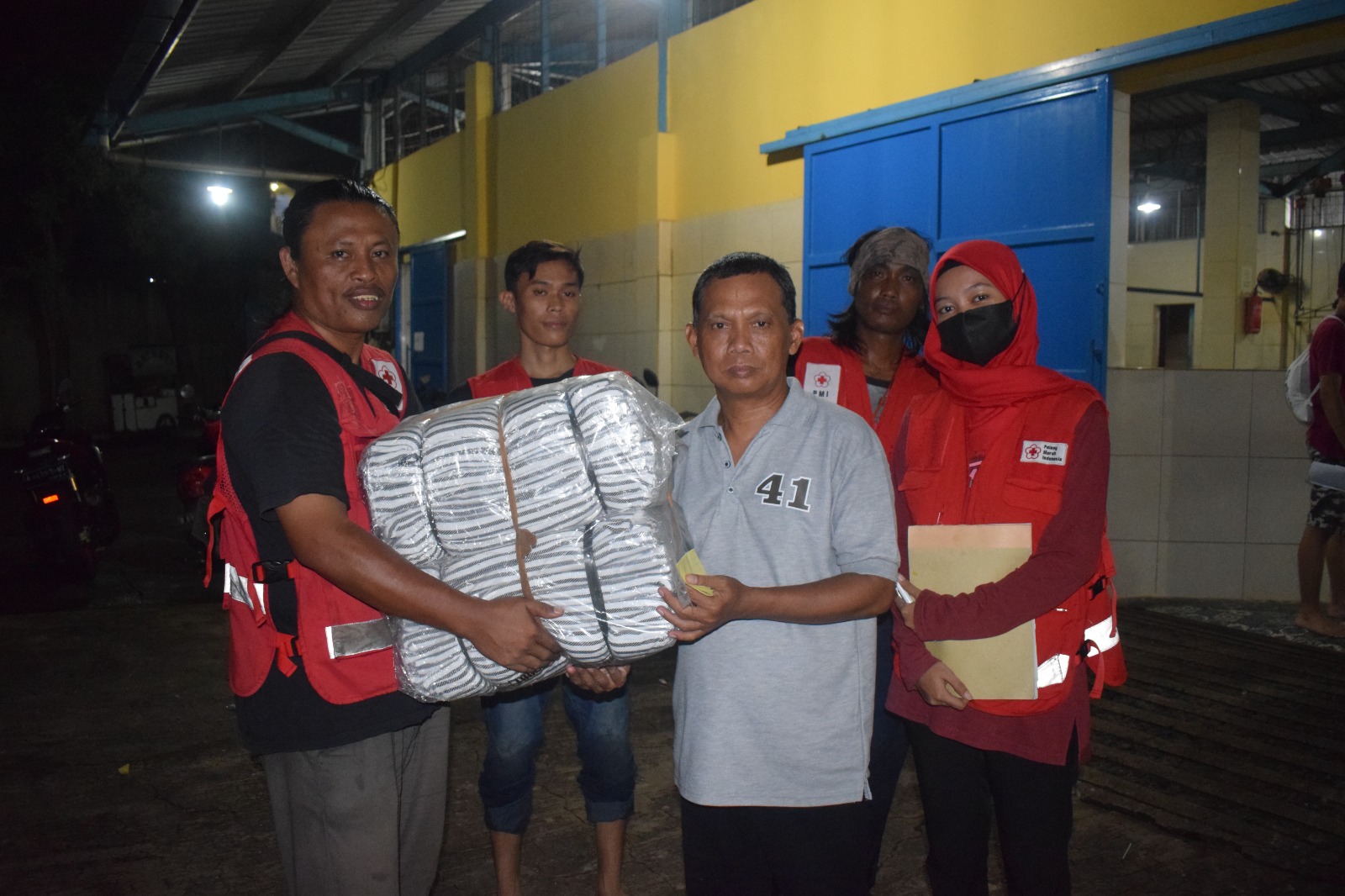 PMI Kota Tangerang Beraksi! Distribusikan bantuan banjir di Kelurahan Petir