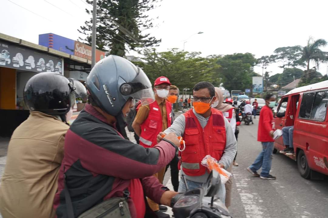 Khawatir Dampak Abu Vulkanik Marapi, PMI dan BPBD Kota Padang Panjang Bagikan Masker kepada Masyarakat