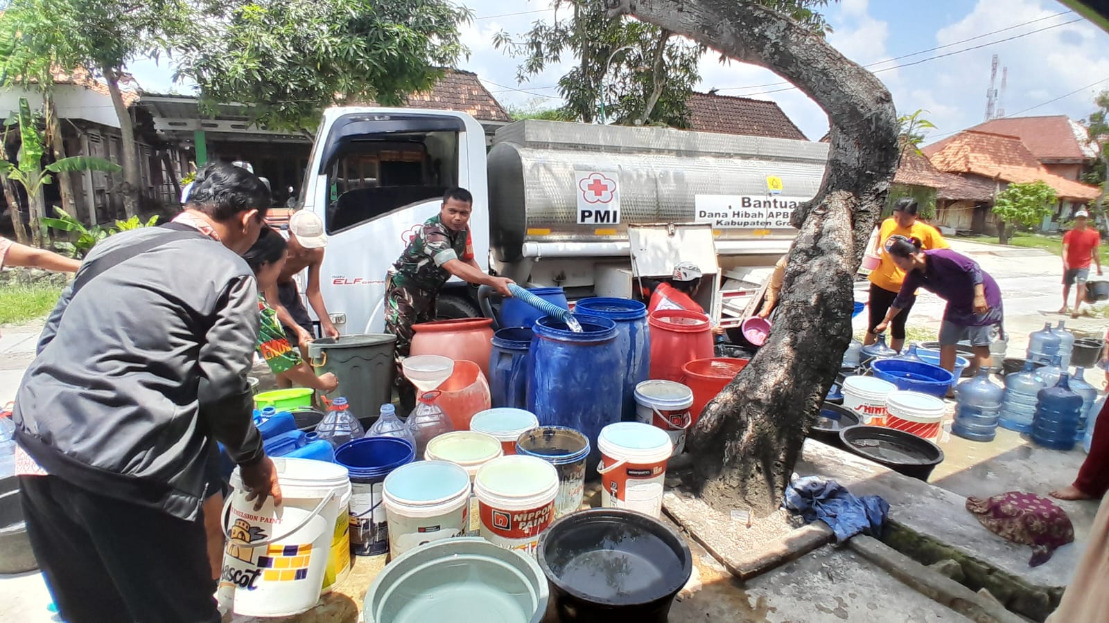 Pipa PDAM Rusak, PMI Kirimkan Air Bersih di Karanganyar